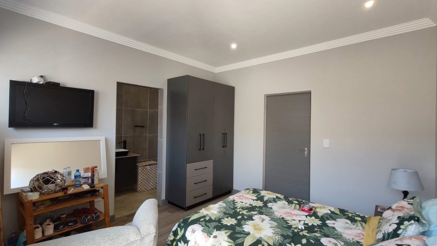 5 Bedroom Property for Sale in Outeniquasbosch Western Cape